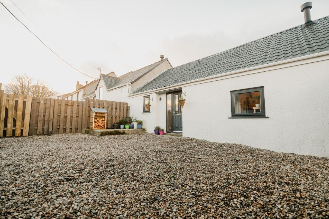The Cow Shed At Pencraig Holyhead Exterior foto