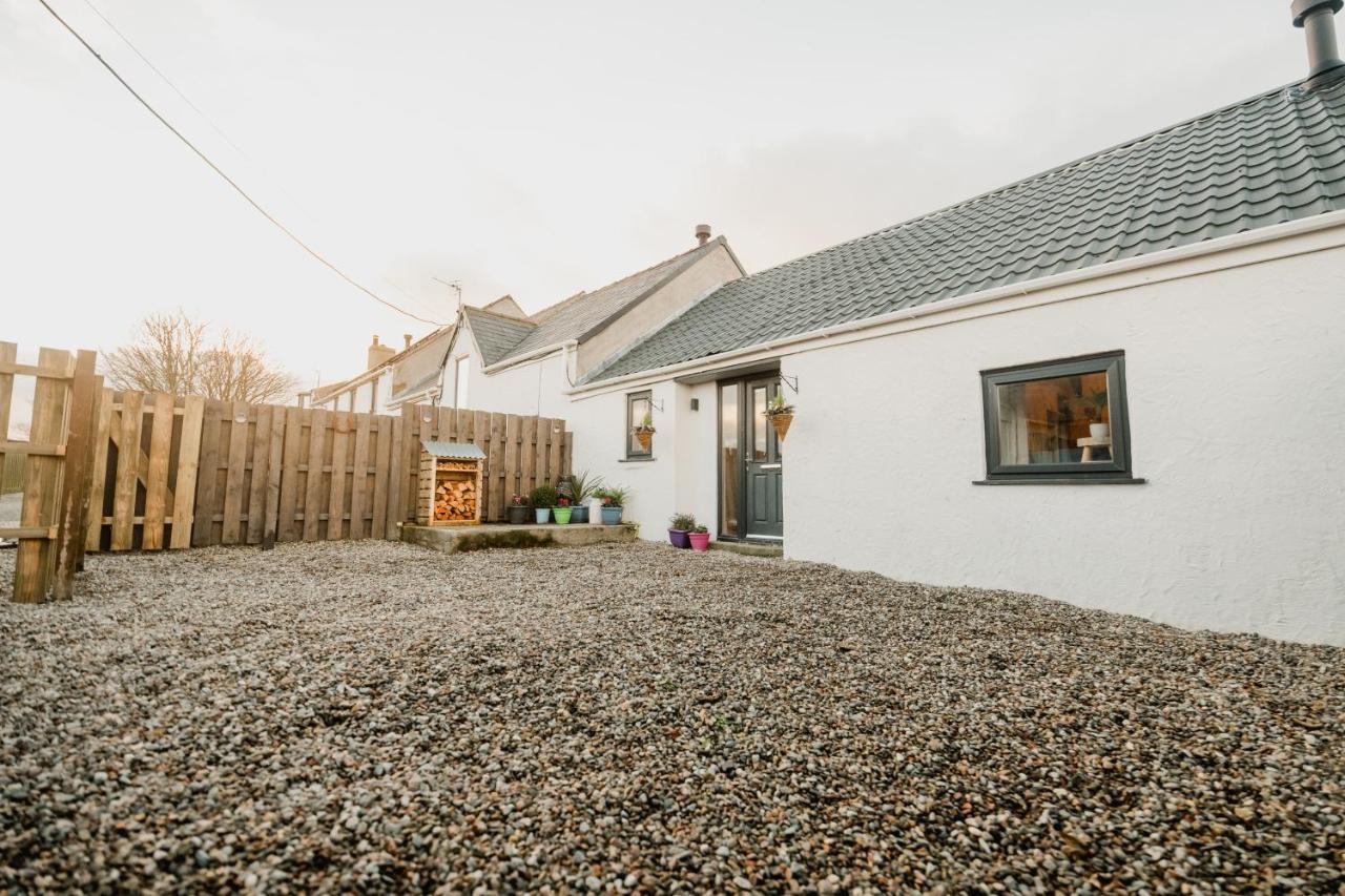 The Cow Shed At Pencraig Holyhead Exterior foto